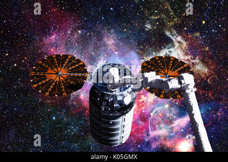 Das Cygnus Raumfahrzeug im offenen Raum. Elemente des Bildes von der NASA eingerichtet. Stockfoto