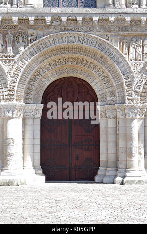 Tür im Westen vor der Kirche von Notre Dame Le Grande, Poitiers, Frankreich, zweite Hälfte des 11. Jahrhunderts gebaut, im Hochromanischen Stil, Stockfoto