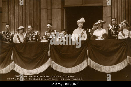 George V (1865-1936) und Königin Mary (1867-1953) feiern ihren Silver Jubilee, stehend auf dem Balkon im Buckingham Palace, London. Datum: 1935 Stockfoto