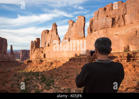 Touristen Spaziergang durch die bewachsene Wüste, von der Sonne von Sonnenschirmen auf der Insel im Himmel, Canyon lands National Park, Utah, USA geschützt. Stockfoto