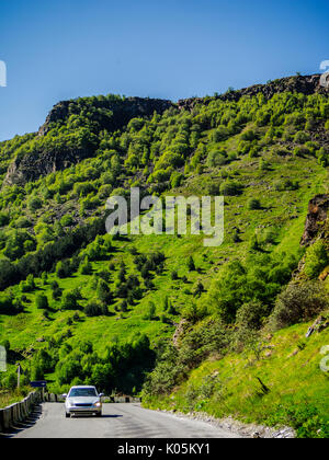 Mit Blick auf die georgische Armee Straße Stockfoto