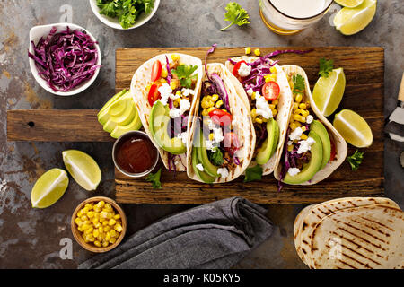 Zog Schweinefleisch Tacos mit Rotkohl und Avocados Stockfoto