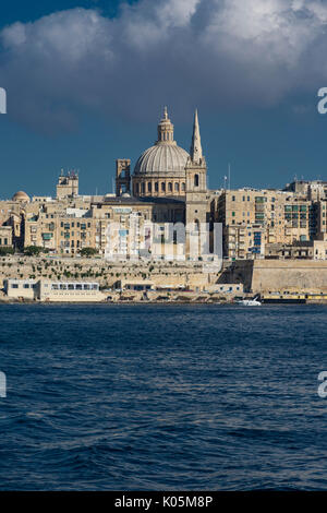 Malerischer Blick auf Valletta, der Hauptstadt der Mittelmeerinsel Malta, mit Blick über den Hafen von Marsamxett ab Sliema Stockfoto