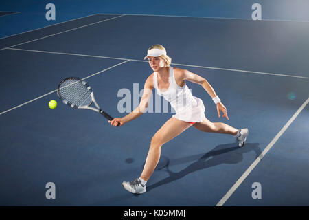 Junge Frau spielen Tennis auf dem Tennisplatz Stockfoto