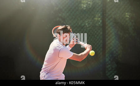 Junger Mann, Tennis, Tennisschläger schwingen Stockfoto