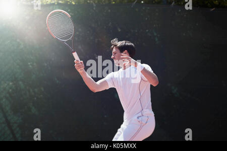 Junge männliche tennis player Tennis, Tennisschläger schwingen Stockfoto