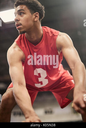 Entschlossene junge männliche Basketball player Dribbling den Ball Stockfoto