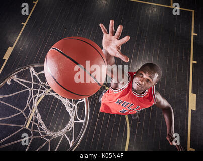 Ansicht von oben Junge männliche Basketballspieler springt der Ball auf Basketball rebound Rim Stockfoto