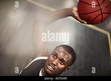 Ansicht von oben bestimmt junge männliche Basketball Spieler schießt den Ball Stockfoto