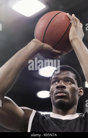 Schwerpunkt junge männliche Basketball player Shooting kostenlos Werfen Stockfoto