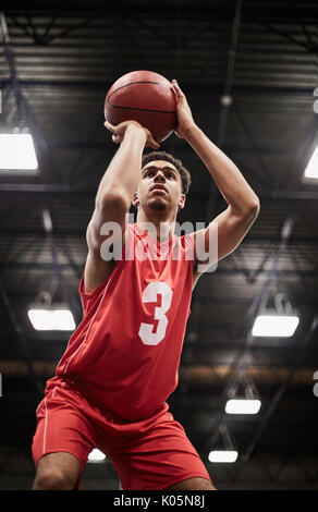 Schwerpunkt junge männliche Basketball player Shooting kostenlos Werfen Stockfoto