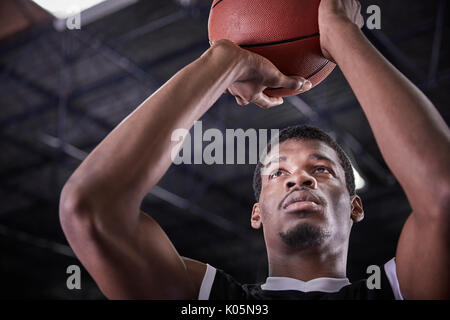 Schwerpunkt junge männliche Basketball player Shooting kostenlos Werfen Stockfoto