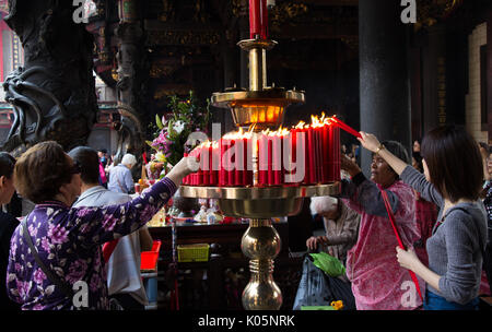 Taipei, Taiwan - 20. März 2015: Buddhisten Feuer auf Kerzen in Longshan Tempel gesetzt Stockfoto