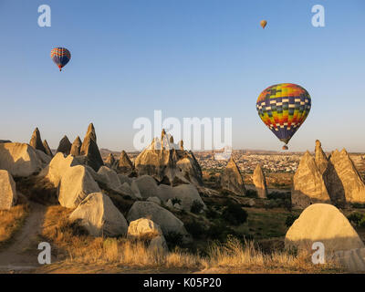 Heißluftballons über Felsformationen in Kappadokien Stockfoto