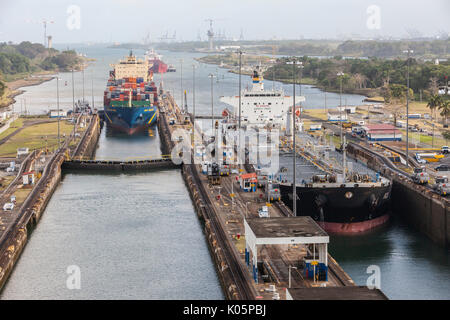 Panama Canal, Panama. Container- und Tankschiffe Eingabe erste Sperre in Richtung Süden, Karibik in weit hinten. Stockfoto