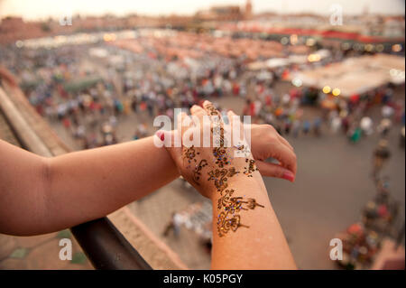 Womans Hand mit Henna Tattoo, Djemaa el-Fna, Hauptplatz, Marrakesch, Marokko, Markt Stockfoto