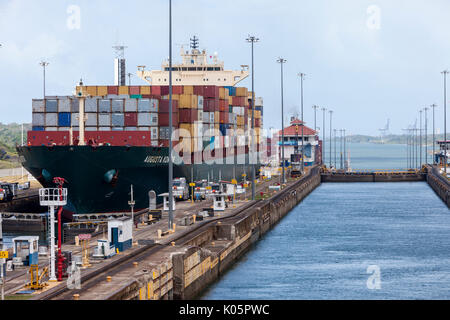 Panama Canal, Panama. Containerschiff durch Gatun Schleuse, Richtung Lake Gatun. Stockfoto