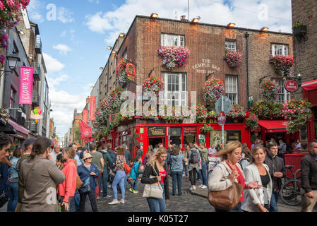 DUBLIN, Irland - 12. August: Leute auf der Straße vor der berühmten Temple Bar in Dublin, Irland Stockfoto