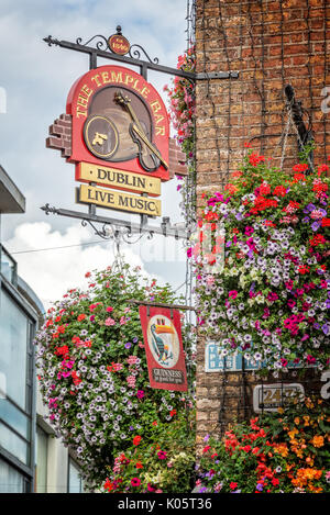 DUBLIN, Irland - 12. August: in der Nähe der Zeichen der berühmten Temple Bar in Dublin, Irland Stockfoto