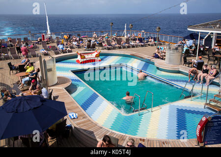 Zuiderdam Kreuzfahrt Karibik. Schwimmen und Sonnenbaden in und um den Pool. Stockfoto