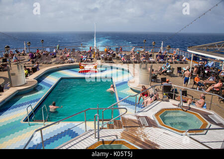 Zuiderdam Kreuzfahrt Karibik. Schwimmen und Sonnenbaden in und um den Pool. Stockfoto