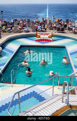 Zuiderdam Kreuzfahrt Karibik. Schwimmen und Sonnenbaden in und um den Pool. Stockfoto