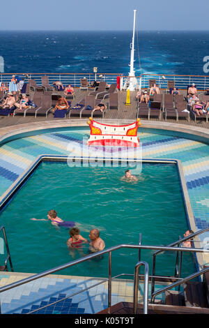 Zuiderdam Kreuzfahrt Karibik. Schwimmen und Sonnenbaden in und um den Pool. Stockfoto