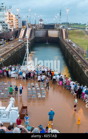 Panama Canal, Panama. Eingabe von Erster Lock, Karibischen Seite, Richtung Lake Gatun, während die Passagiere auf Deck. Stockfoto