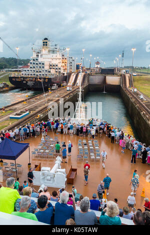 Panama Canal, Panama. Eingabe von Erster Lock, Karibischen Seite, Richtung Lake Gatun, während die Passagiere auf Deck. Stockfoto