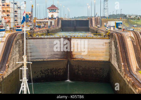 Panama Canal, Panama. Eingabe von Erster Lock, Karibischen Seite, Richtung Lake Gatun. Stockfoto