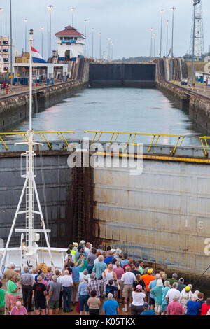 Panama Canal, Panama. Eingabe von Erster Lock, Karibischen Seite, Richtung Lake Gatun, während die Passagiere auf Deck. Stockfoto