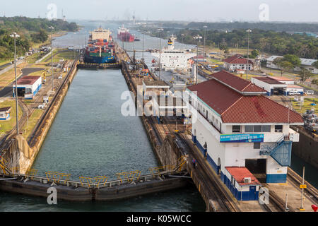 Panama Canal, Panama. Zwei Schiffe, die erste Schleuse auf der karibischen Seite, Richtung Süden. Drittes Schiff erwartet seine Drehen. Stockfoto