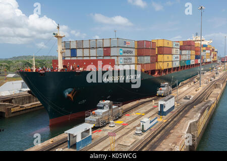 Panama Canal, Panama. Containerschiff durch Gatun Schleuse, Richtung Lake Gatun. Stockfoto