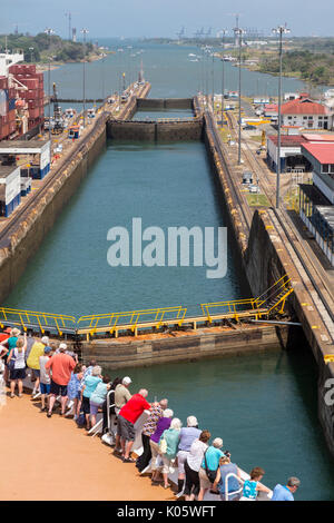 Panama Canal, Panama. Die Passagiere an Deck zusehen, wie Schiff Transite drei Ebenen von Sperren auf dem Weg in die Karibik. Stockfoto