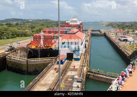 Panama Canal, Panama. Beenden Gatun See, Passagiere auf Kreuzfahrtschiffen zusehen Nähert sich Container schiff Richtung Süden. Stockfoto