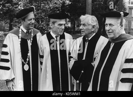 Brustbild von Von links nach rechts: Präsident Steven Muller, Professor Daniel K Ludwig, Musiker Leonard Bernstein, und Professor Milton Reder, in Gap und Kleid auf einem College quad für Johns Hopkins 1980 Beginn, 1980. Stockfoto