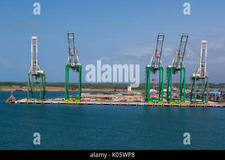 Colon, Panama. Containerbrücken im Hafen. Stockfoto