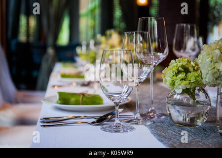 Leere Gläser set im restaurant Stockfoto