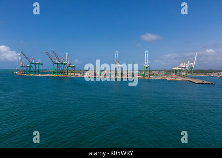 Colon, Panama. Containerbrücken im Hafen. Stockfoto