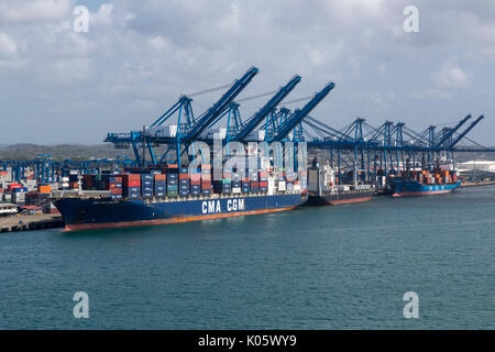 Colon, Panama. Containerschiff und Containerbrücken im Hafen. Stockfoto