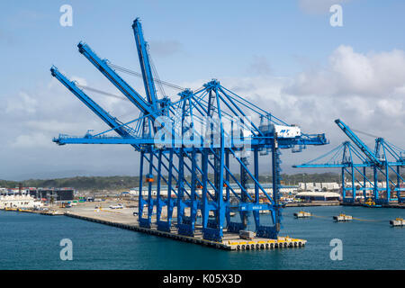 Colon, Panama. Containerbrücken im Hafen. Stockfoto