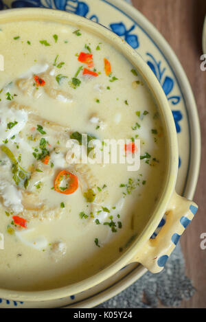 Traditionelle Kutteln Suppe auf hölzernen Tisch Stockfoto