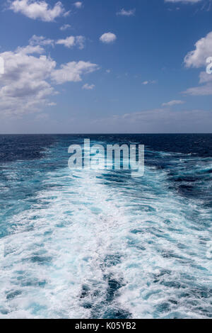 Von einem Schiff in der Karibik. Ruhiges Meer, Horizont. Stockfoto