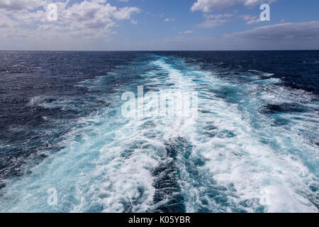 Von einem Schiff in der Karibik. Ruhiges Meer, Horizont. Stockfoto