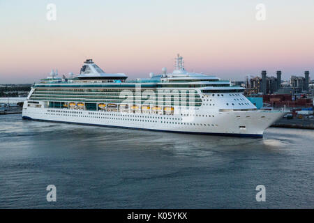 Serenade of the Seas Kreuzfahrtschiff Ausfahrt aus dem Hafen am Ft. Lauderdale, Florida, am frühen Morgen. Stockfoto