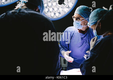 Chirurgen Team diskutieren während der Operation. Gruppe von Ärzten im Krankenhaus operation Theater. Stockfoto