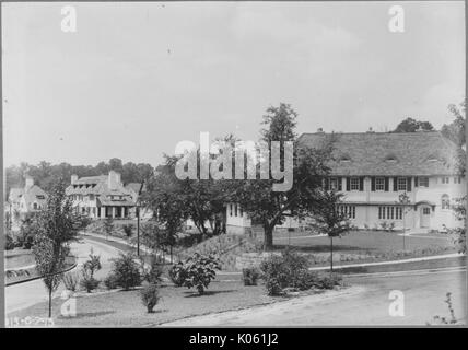 Landschaft schoß, Luftaufnahme von einer Nachbarschaft mit sich kreuzenden Straßen, eine Vielzahl von großen und kleinen Bäume säumen die Straße, eine große 2stöckige weiße Haus klar dargestellt, Roland Park/Boston, USA, 1910. Dieses Bild wird von einer Reihe dokumentieren den Bau und den Verkauf von Wohnungen in der Roland Park/Guilford Nachbarschaft von Baltimore, einer Straßenbahn Vorort und eines der ersten geplanten Gemeinschaften in den Vereinigten Staaten. Stockfoto