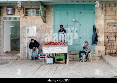 Straßenhändler verkaufen frisch Granatapfelsaft im christlichen Viertel der Altstadt von Jerusalem. Stockfoto