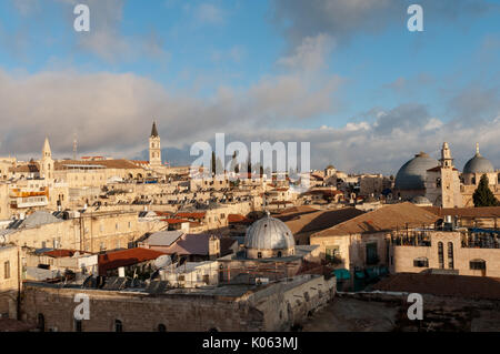 Die Jerusalem Altstadt christliches Viertel mit großen christlichen Seiten: die Kirche des Heiligen Grabes (R) und der Kirche von Johannes dem Täufer (C). Stockfoto