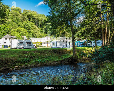 Ein kleiner Campingplatz am Ufer des Flusses Exe in Exmoor, Somerset. Stockfoto